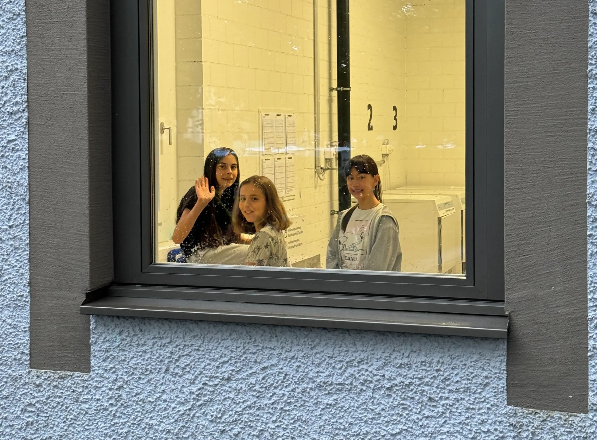 Naemi, Juno und Emilie in der Waschküche Naemi, Juno und Emilie in der Waschküche
