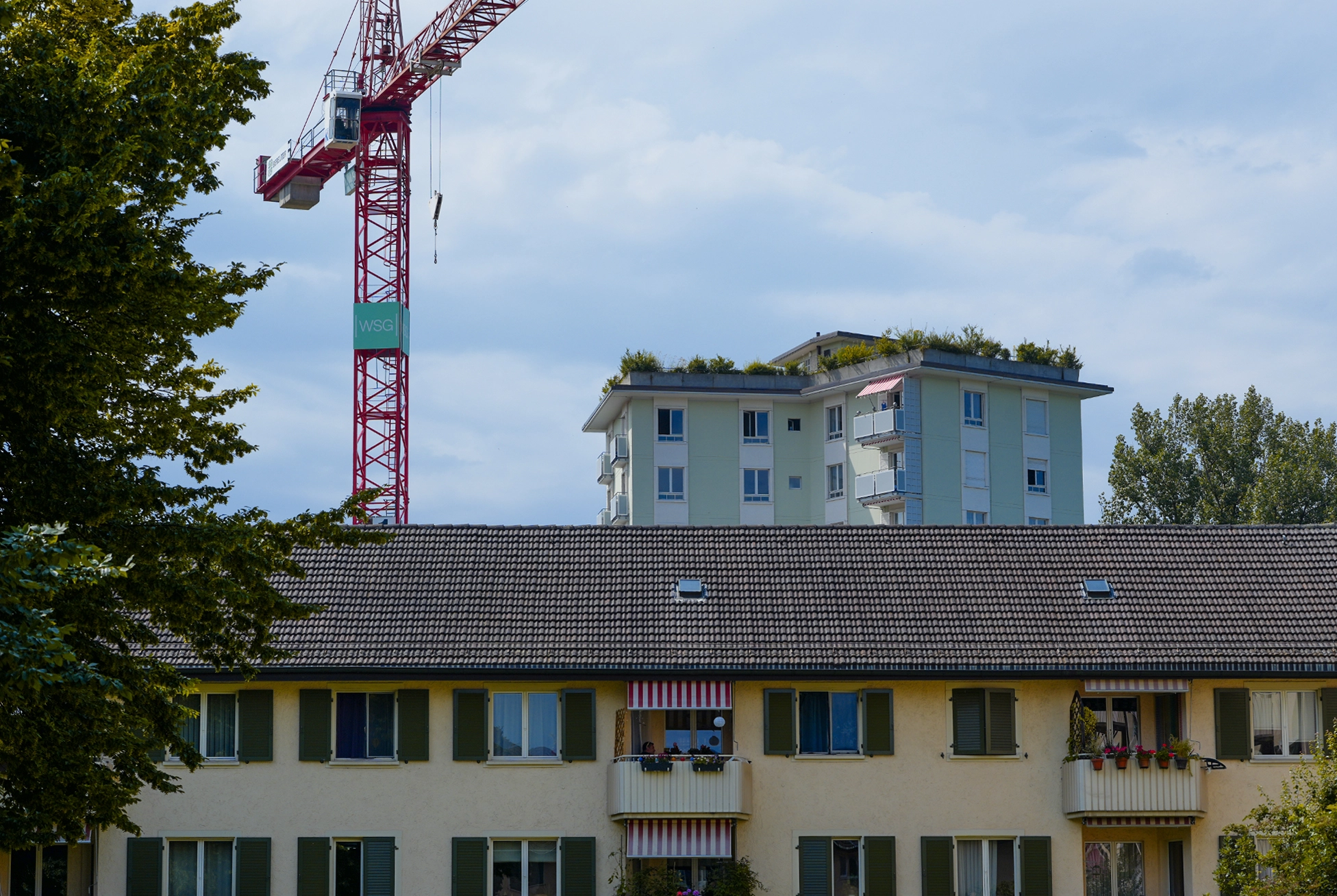 Gutstrasse Altbauten Baufeld B, im Hintergrund ein Kran auf Baufeld A